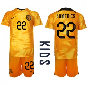 Baby Fußballbekleidung Niederlande Denzel Dumfries #22 Heimtrikot WM 2022 Kurzarm (+ kurze hosen)